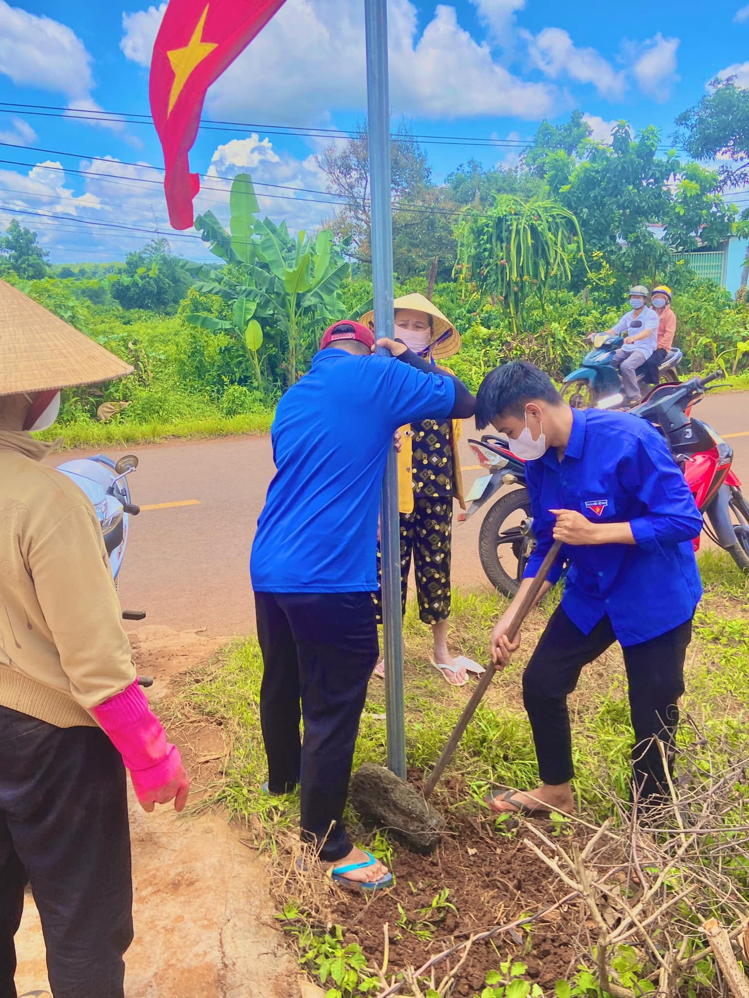 Đoàn thanh niên xã Ea H’đing với công trình Đường cờ tại buôn Tar, xã Ea H’đing